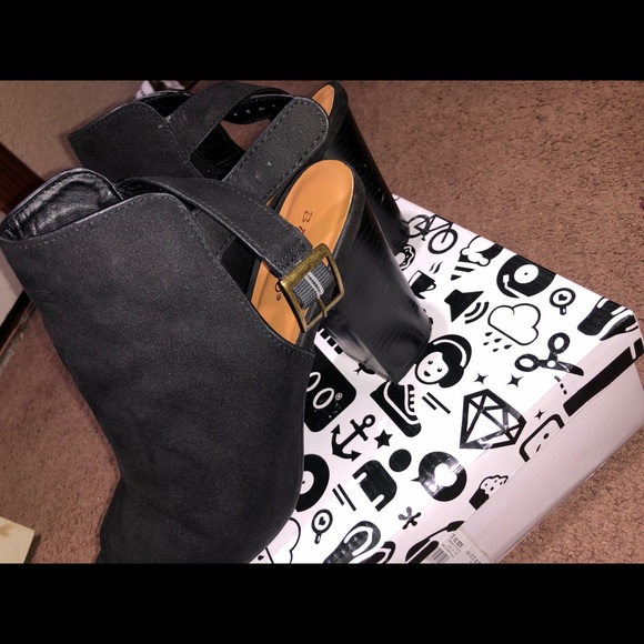 Size 10 booties - Picture 3 of 4